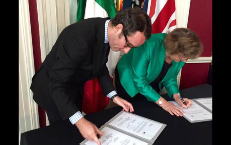 Firma del convenio del embajador de México en Reino Unido y la presidenta de la Real Academia de Ingeniería. TWITTER / @gomezpickering