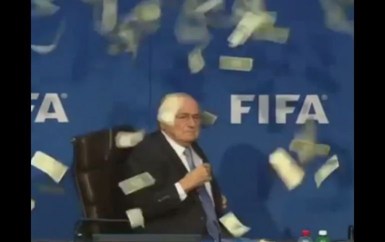 Se mostrarán fotografías, recortes de prensa y narrativas sobre sobornos y demás actividad criminal en la FIFA. YOUTUBE /  El Trece