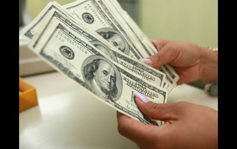''El dólar se está revaluando frente a todas las monedas, no sólo frente a al peso'', asegura Antonio Ruíz Porras. EL INFORMADOR / ARCHIVO