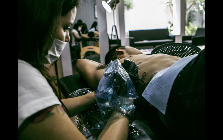 Los jóvenes se pueden contagiar al realizar prácticas de riesgo, por ejemplo al hacerse tatuajes o piercings. EL INFORMADOR / ARCHIVO