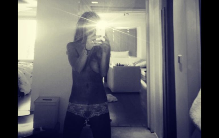 Con el torso desnudo, Lohan deja muy poco a la imaginación y presume su plano abdomen. INSTAGRAM / @lindsaylohan