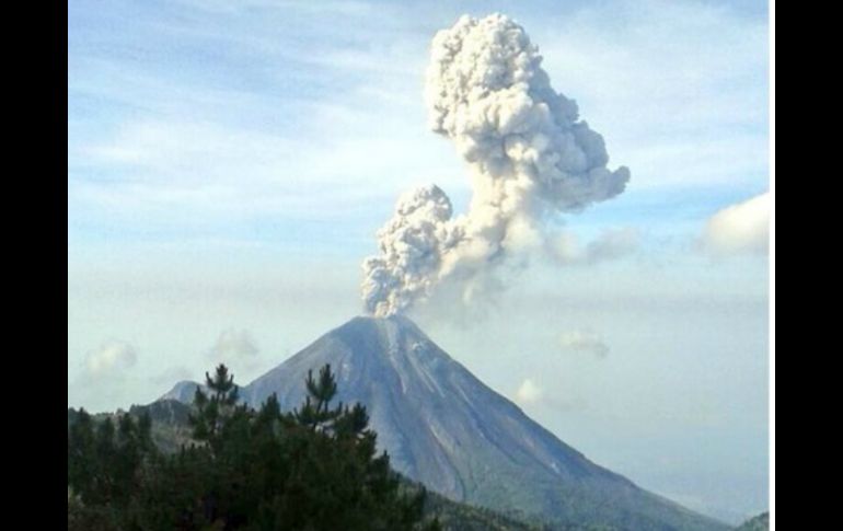 Esta mañana, el Volcán El Colima tiene una  exhalación de mil 500 metros de altura con dirección al oeste. TWITTER / @PCJalisco