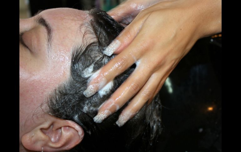 Para tratarlo en casa, puedes dejar de lavarte el cabello tan seguido con shampoo. EL INFORMADOR / ARCHIVO