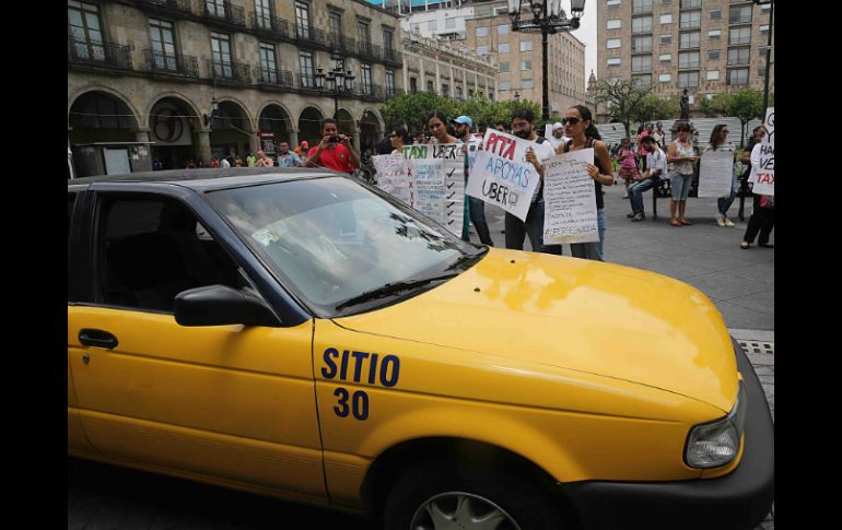 Aclaran que las autoridades no atenderán informaciones falsas sobre el conflicto entre los taxis y Uber. EL INFORMADOR / ARCHIVO