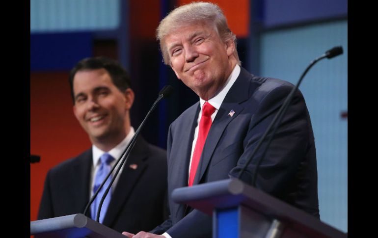 La mayoría de los candidatos en el escenario evitaron discutir directamente con Trump en el debate. AFP / M. Ngan