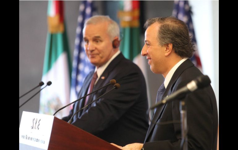 El canciller mexicano José Antonio Meade (d), junto al gobernador de Minnesota (EU), Mark Dayton. EFE /