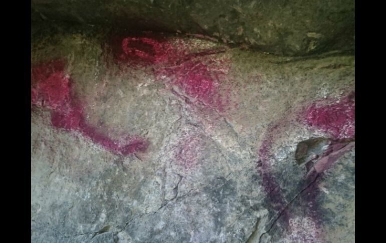 En la Cueva del Diablo, ubicada en la población de Totolac, las pinturas rupestres fueron dañadas con aerosol de color rojo. NTX / CORTESÍA