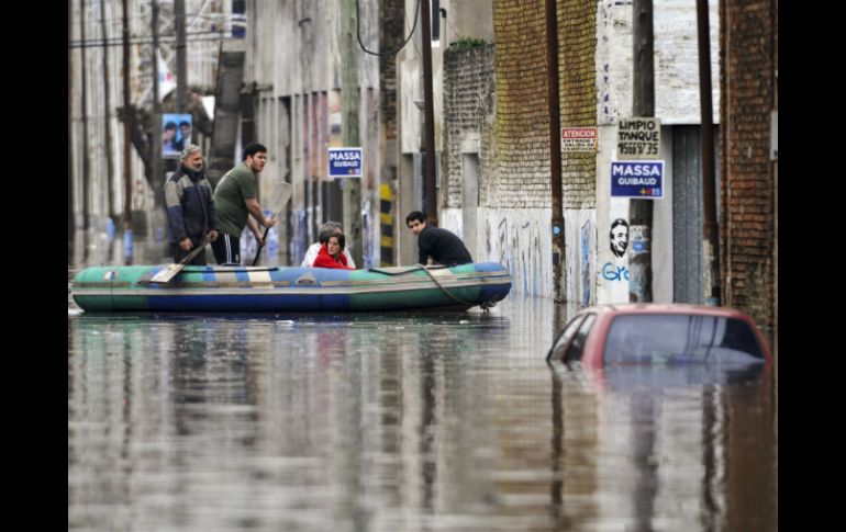 Habitantes de la localidad se trasladaban en canoa por las calles anegadas. AFP / L. Zavattaro