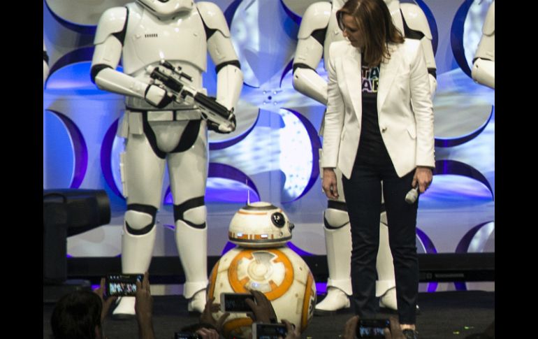 El robot, que asemeja una cabeza mecánica sobre una bola giratoria será llevado a las Disney Stores antes de estrenarse 'Star Wars'. AP / ARCHIVO