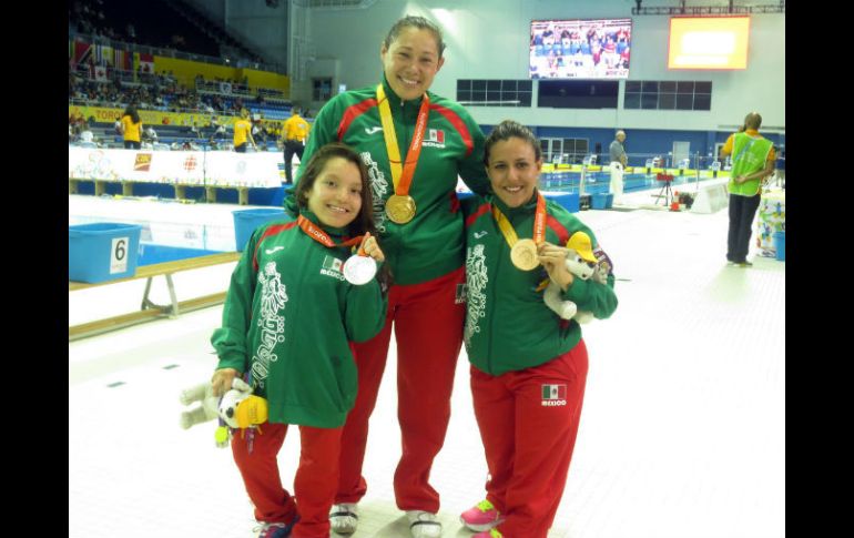 Valeria López (plata), Doramitzi Hernández (oro) y Vianney Trejo (bronce) tras recibir sus preseas en los Juegos Parapanamericanos. NTX / I. Inclán