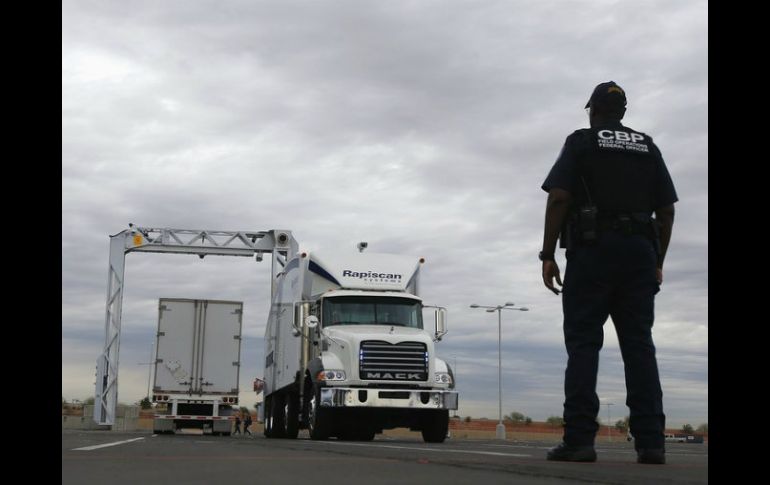 La Patrulla Fronteriza detuvo al conductor con ocho inmigrantes ocultos en el tráiler. AP / ARCHIVO