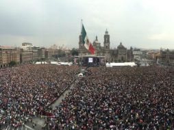 Miles de personas acuden a la plaza del Zócalo capitalino para disfrutar del concierto. TWITTER / @ManceraMiguelMX