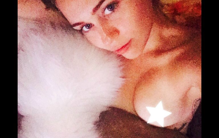 La cantante Miley Cyrus cubrió su pezón con una estrella. INSTAGRAM / mileycyrus
