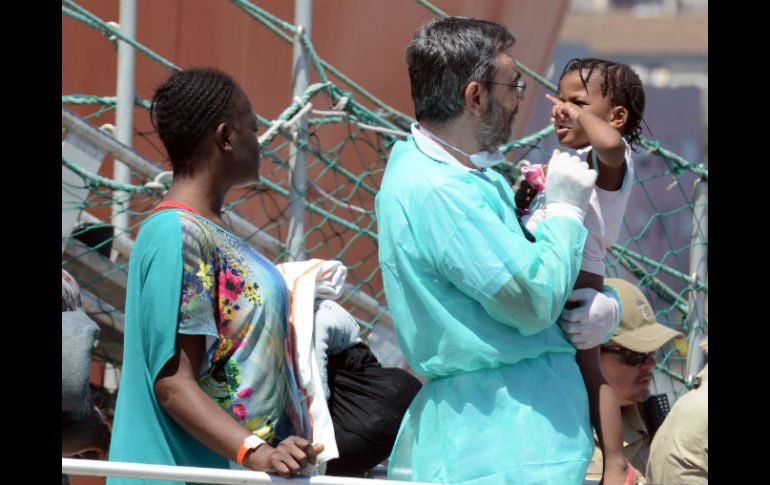 Varios médicos rescataron a los menores inmigrantes que viajaban en el barco pesquero. AFP / G. Isolino