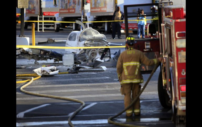 Al caer, el avión se encendió con el piloto y el copiloto todavía en el interior de la nave, informa la policía. AP / ARCHIVO