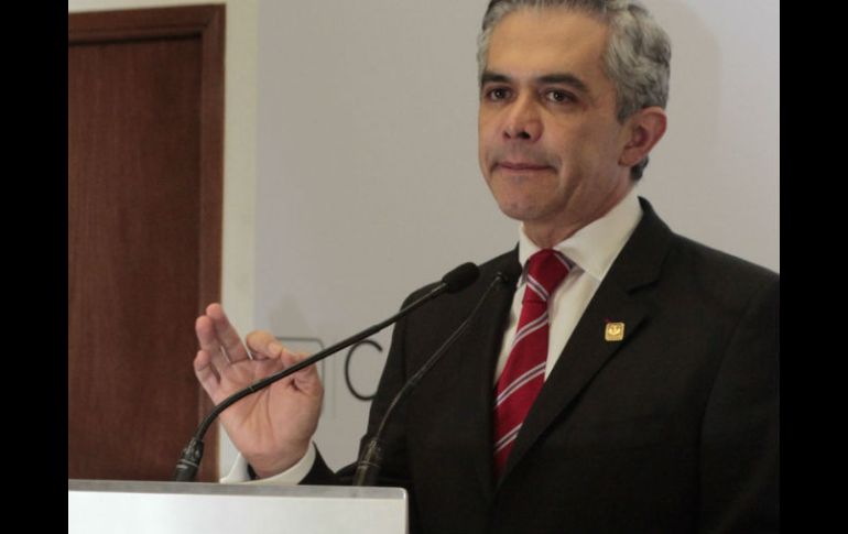 Miguel Ángel Mancera promulgó el nuevo Reglamento de Tránsito del DF este lunes; entrará en vigor en diciembre. NTX / ARCHIVO