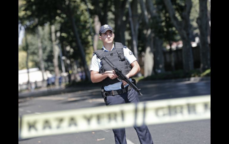 Un policía hace guardia en los alrededores del Palacio de Dolmabahçe en Estambul, tras el tiroteo. EFE / S. Suna