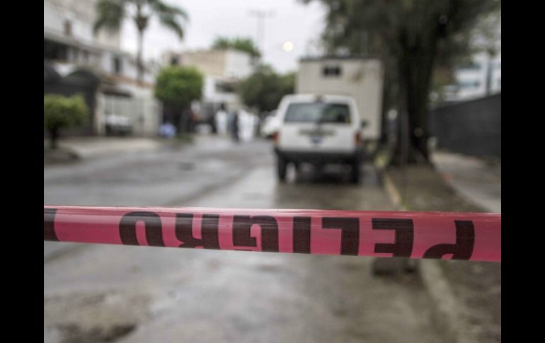 Los cuerpos quedaron tirados en la calle después de una balacera en el cruce de las calles Oaxaca y Chihuahua. EL INFORMADOR / ARCHIVO