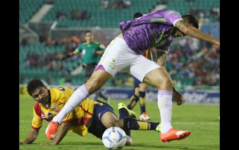 Con goles de Luis Gerardo Venegas y Áviles Hurtado, Jaguares obtuvo la victoria sobre Morelia. MEXSPORT / N. García