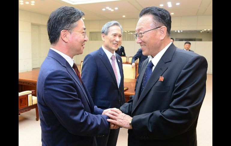En la imagen el ministro de Unificación de Corea del Sur, Hong Yong-pyo (i) y el oficial norcoreano, Kim Yang-gon. EFE /