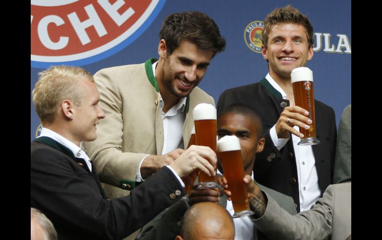 Todos juntos brindaron con una cerveza sin alcohol por la nueva temporada. AP / M. Schrader