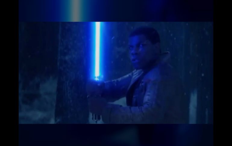 Finn activa su sable láser con el diseño original de las películas anteriores. INSTAGRAM / Star Wars