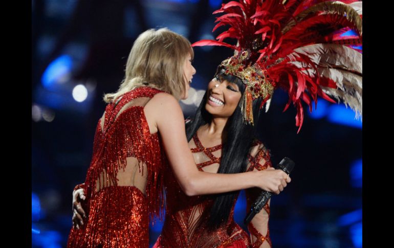 Taylor Swift lució un brillante vestido rojo similar al de Nicki Minaj. AFP / K. Djansezian