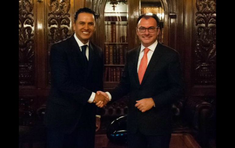 El encuentro entre Sandoval Castañeda (i) y Videgaray (d) ocurrió en las oficinas de la Secretaría de Hacienda. TWITTER / @LVidegaray