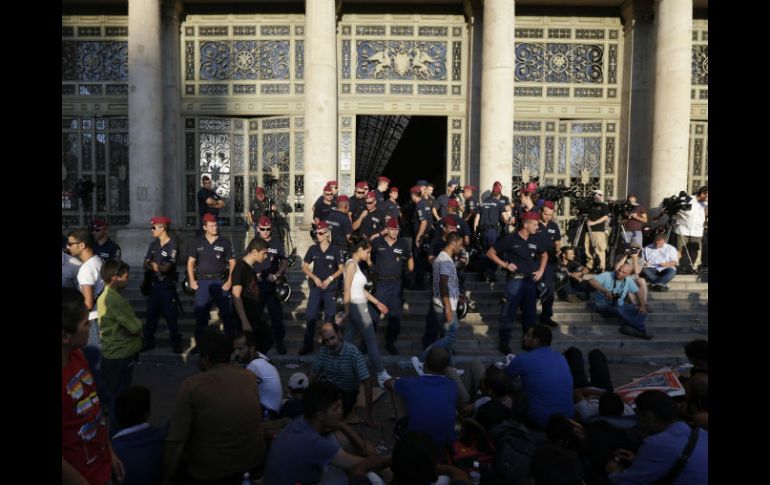 Unos mil 300 esperan ser enviados a Alemania y a Austria en la estación de Budapest, la cual es resguardada por la policía. AP / P. Josek