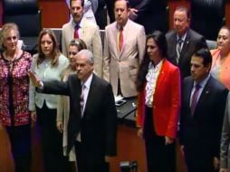 Para finalizar la sesión ordinaria del Senado, Miguel Basáñez protesta como nuevo embajador de México. YOUTUBE / Senado de México