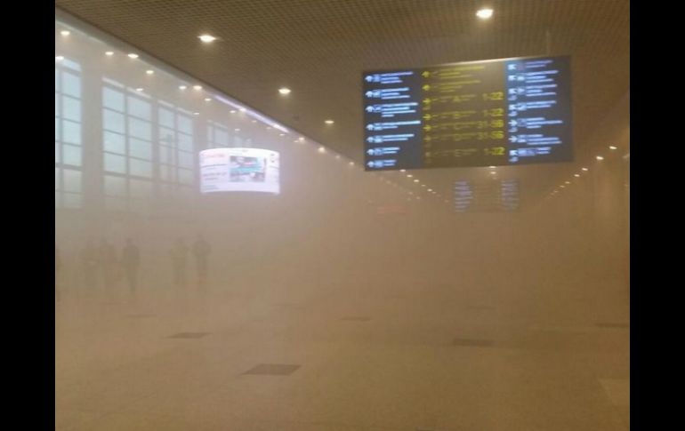 En redes sociales circulan imágenes del interior y exterior del aeropuerto durante el incendio. TWITTER / @partizan69