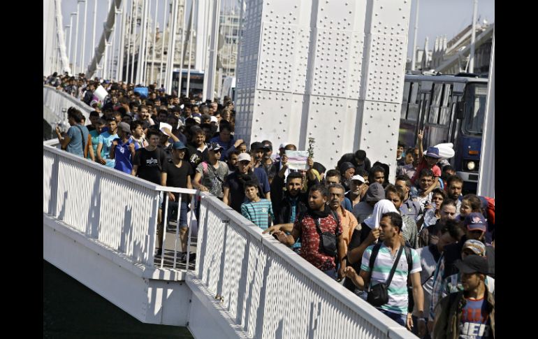 En lo que va del 2015, se calcula que 351 mil 314 refugiados han llegado a costas europeas. AFP / P. Kohalami