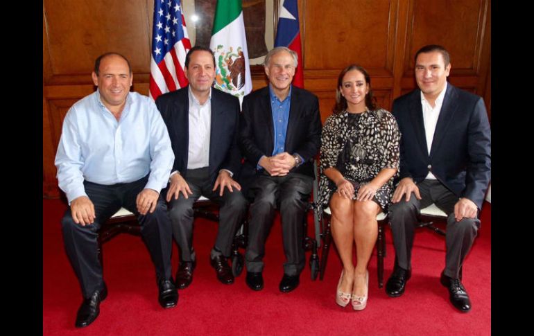 Greg Abbott (c) junto a la secretaría de Turismo y gobernadores de México. TWITTER /