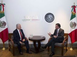 El embajador de México en EU, Miguel Basáñez y el secretario de Gobernación, Osorio Chong. TWITTER / @osoriochong