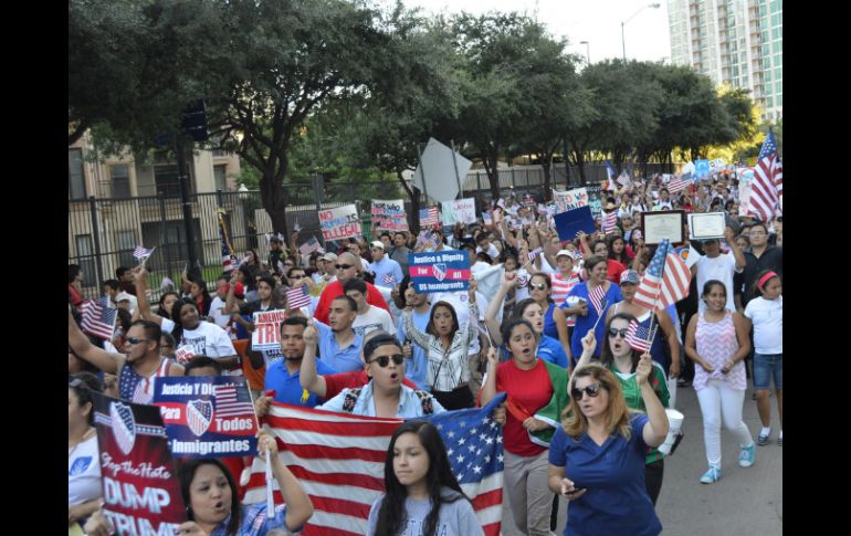 Los participantes marchaban bajo el lema 'Trump a la basura', en protesta por las declaraciones del precandidato. NTX / F. Trujillo