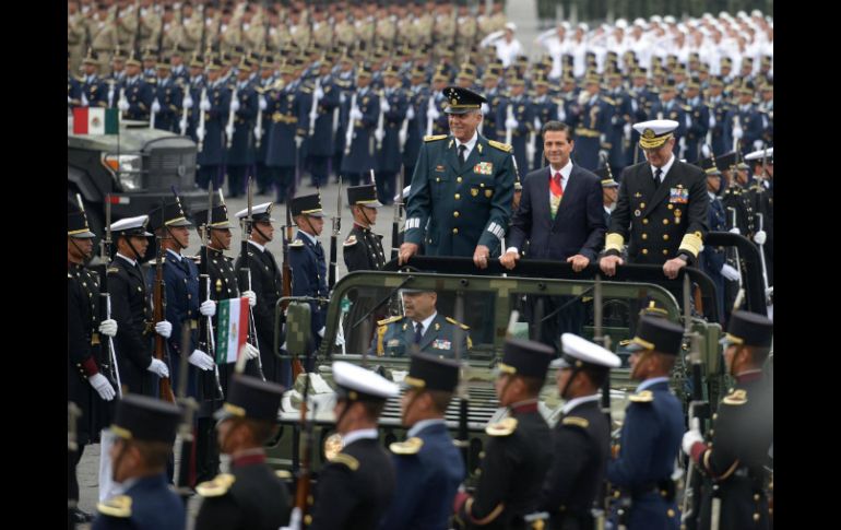 Al inicio del desfile, Enrique Peña Nieto Policía pasa revista a los elementos que participaron en el desfile. FACEBOOK / Enrique Peña Nieto