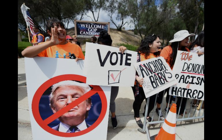 Trump y su mensaje anti inmigrantes dominan las encuestas. AP / ARCHIVO