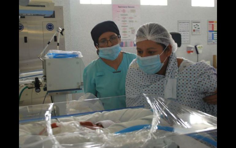 María del Rosario Hernández y su esposo recibieron el 10 de septiembre a siete bebés, todos con pronóstico reservado por su prematurez. NTX / Archivo