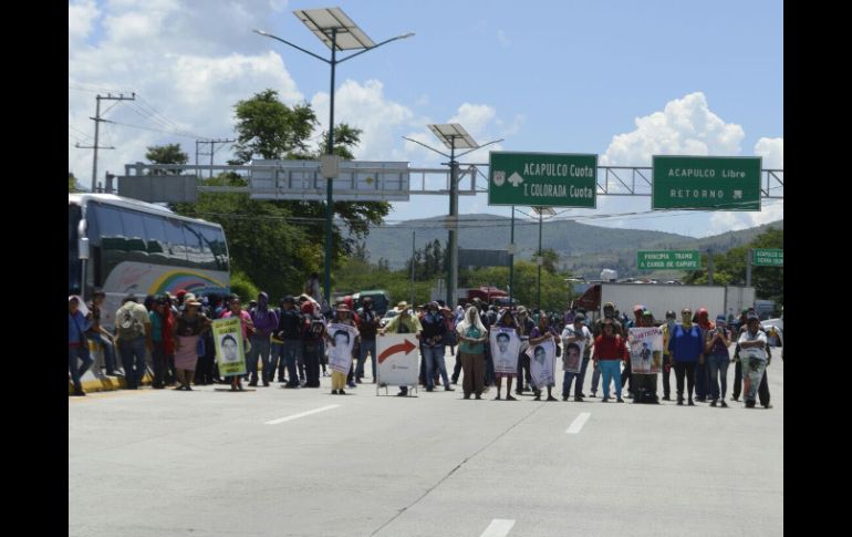 Los estudiantes y familiares de los 43 normalistas retuvieron algunos camiones repartidores. SUN / ARCHIVO