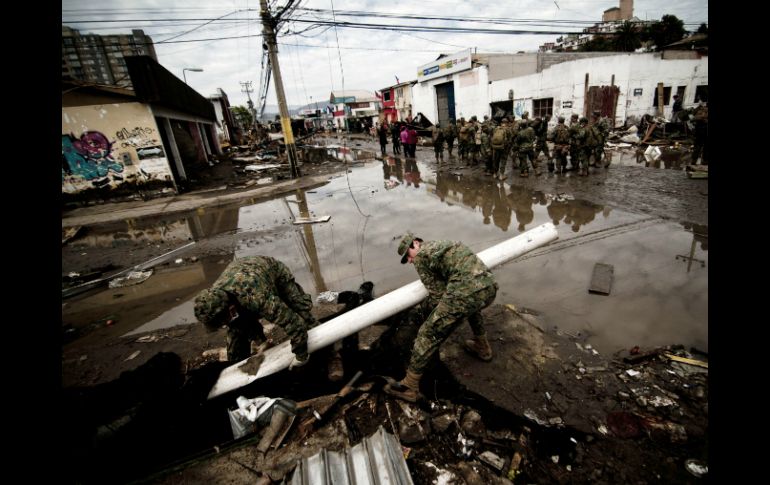 Los mayores daños se registran en la región de Coquimbo, en donde militares ayudan a los afectados. EFE / D. Figueroa