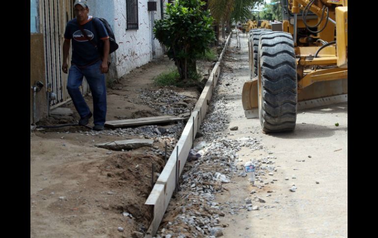 Uno de los trabajos inconclusos es la repavimentación en la calle Bagdad, entre Esteban Alatorre y Pablo Valdez. EL INFORMADOR / M. Vargas