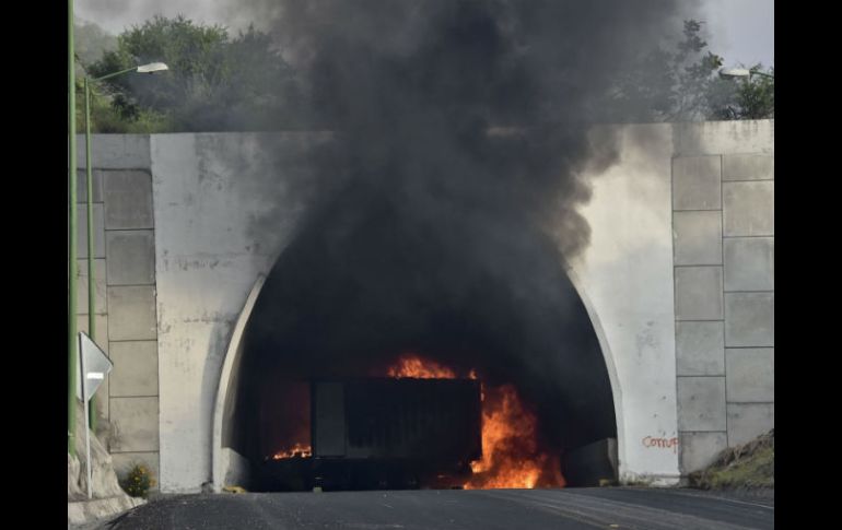 En el lugar de la trifulca quedó calcinado un camión tipo Torton a la altura de los túneles en la carretera a Tixtla. AFP / Y. Cortez