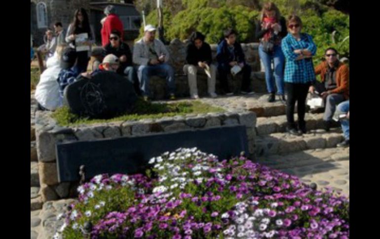 La tumba de Neruda en Isla Negra es visitada diariamente por gran cantidad de turistas; el poeta chileno pidió ser enterrado ahí. EL INFORMADOR / ARCHIVO