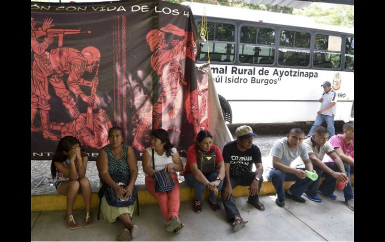 A casi un año de su desaparición, familiares de los 43 estudiantes de Ayotzinapa exigen respuestas a las autoridades. AFP / Y. Cortez