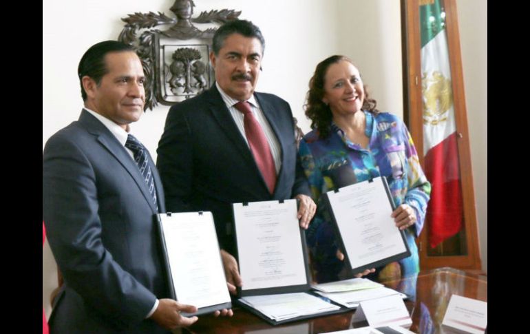 Durante la firma, Ramiro Hernández destaca la labor del Instituto Municipal de las Mujeres de Guadalajara. ESPECIAL / Ayuntamiento de Guadalajara
