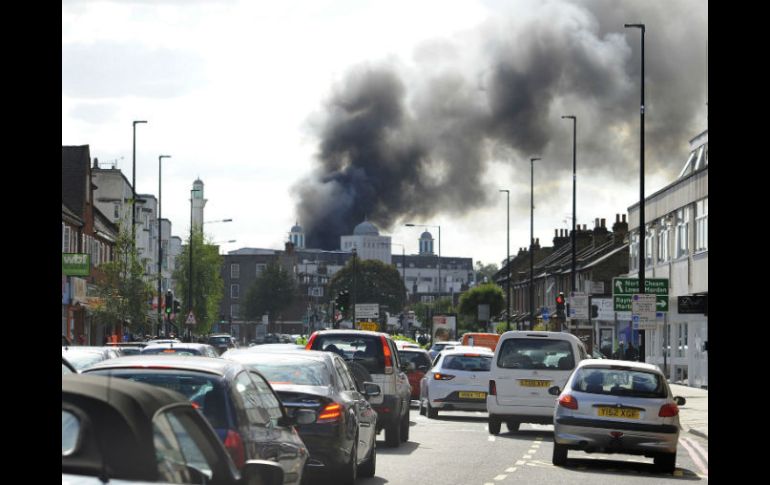 Bomberos lucharon el sábado durante varias horas para apagar el fuego en la mezquita Baitul Futuh en Morden, en Londres. AP / L. Hurley