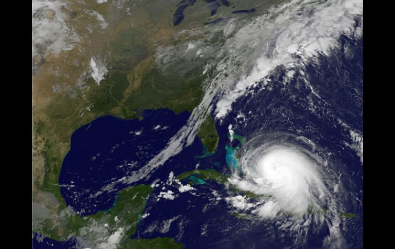 El huracán 'Joaquín' tiene vientos de 195 kilómetros por hora y puede intensificarse en las próximas 24 horas. AFP / HO
