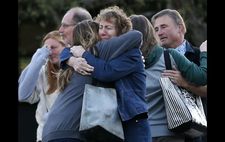 Este lunes, estudiantes del colegio se abrazaron y lloraron al regresar al centro universitario por primera vez desde el tiroteo. AP / J. Locher