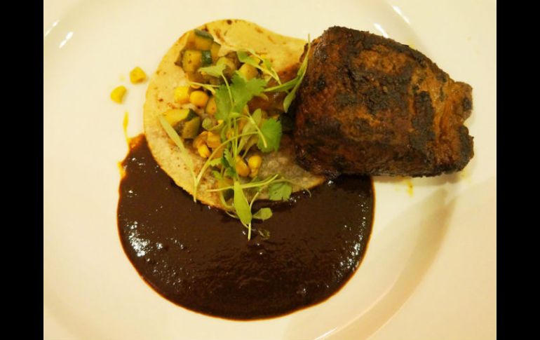 El menú ofrece platillos como tamal de frijol, cochinita pibil y mole, entre otros platillos tradicionales. NTX / ARCHIVO