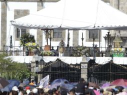 La misa fue presenciada por miles de fieles que desde primera hora se asentaron en la plaza Juan Pablo II. EL INFORMADOR / R. Tamayo